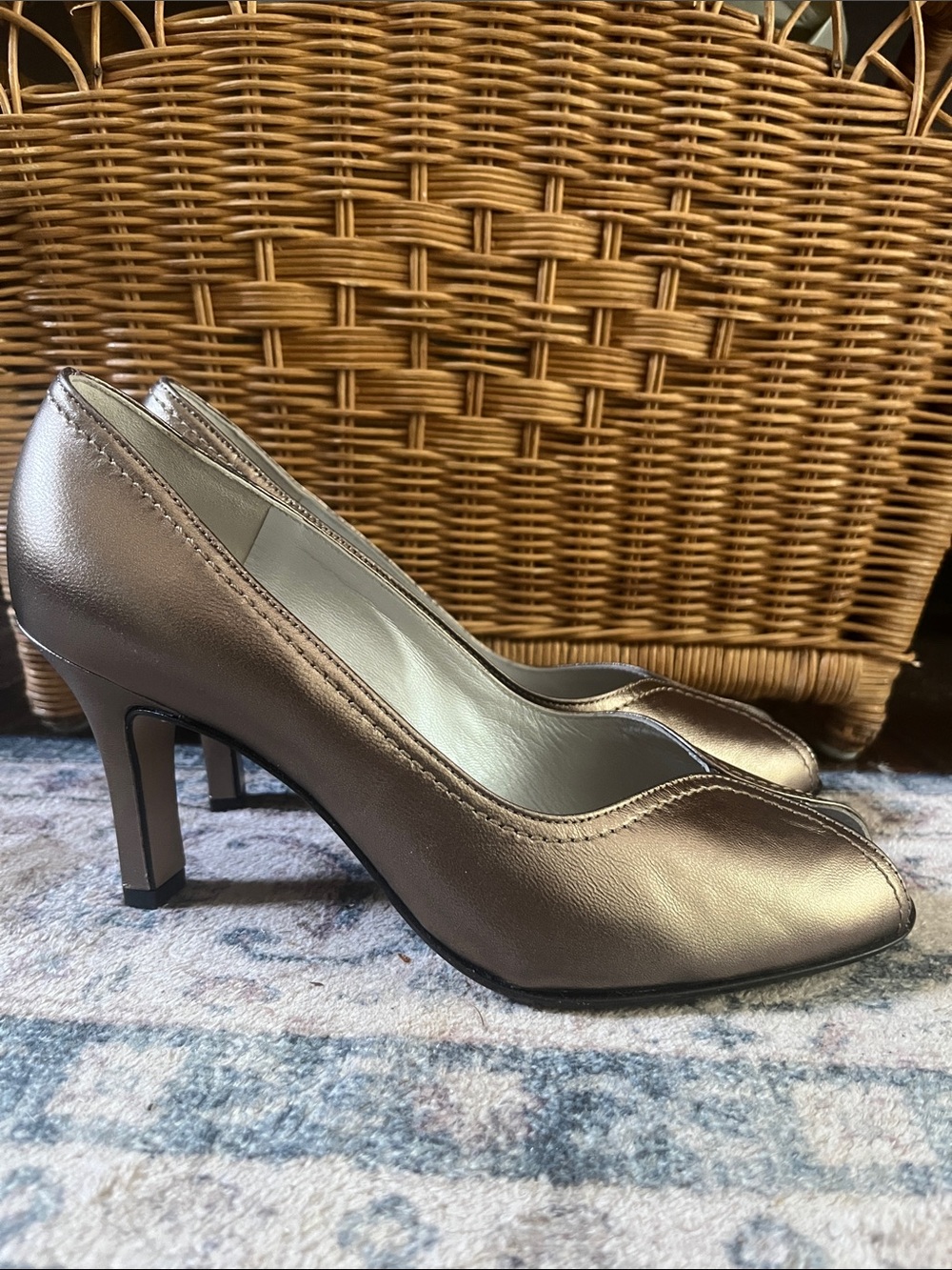 Peter Kaiser NWOT Gold Open-Toe leather pumps 3” Heels Sz 6
